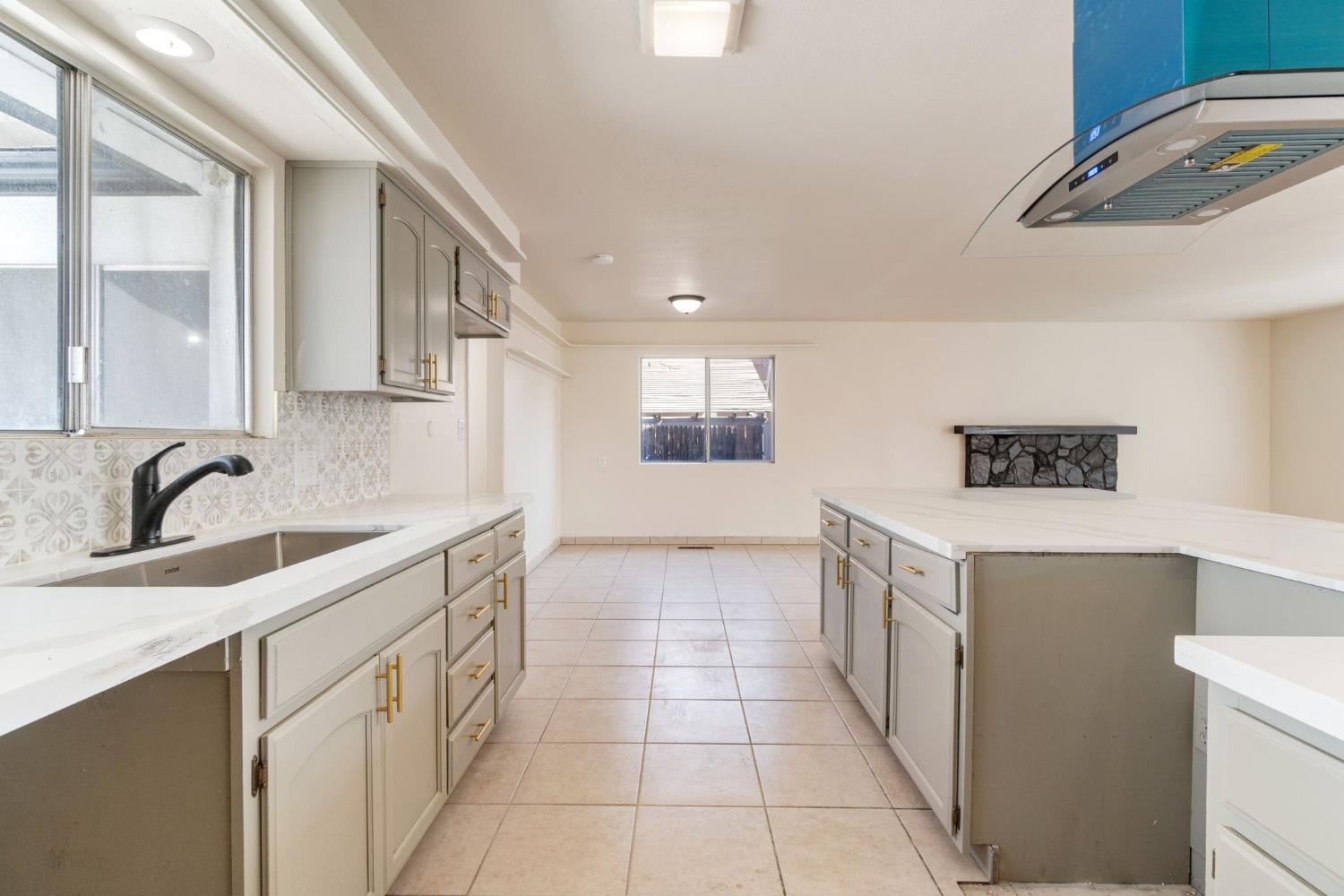 Detail Gallery Image 15 of 39 For 2738 S Fairway Ct, Visalia,  CA 93277 - 4 Beds | 2/1 Baths