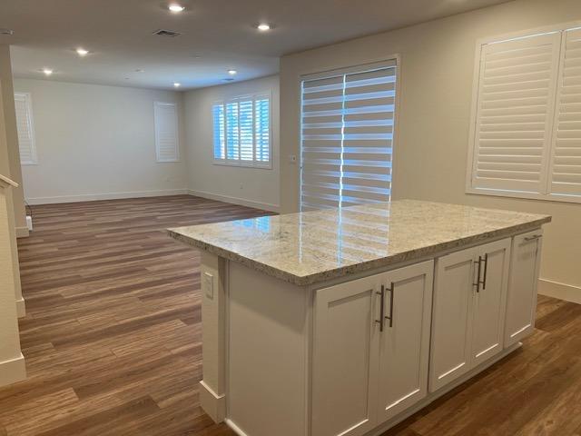 Detail Gallery Image 11 of 44 For 5628 Kusnick Ave, Tracy,  CA 95375 - 5 Beds | 3/1 Baths