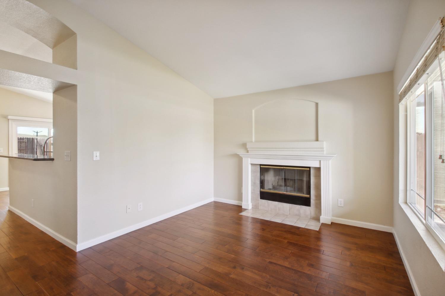 Detail Gallery Image 8 of 57 For 10092 Teddington Way, Elk Grove,  CA 95624 - 3 Beds | 2 Baths