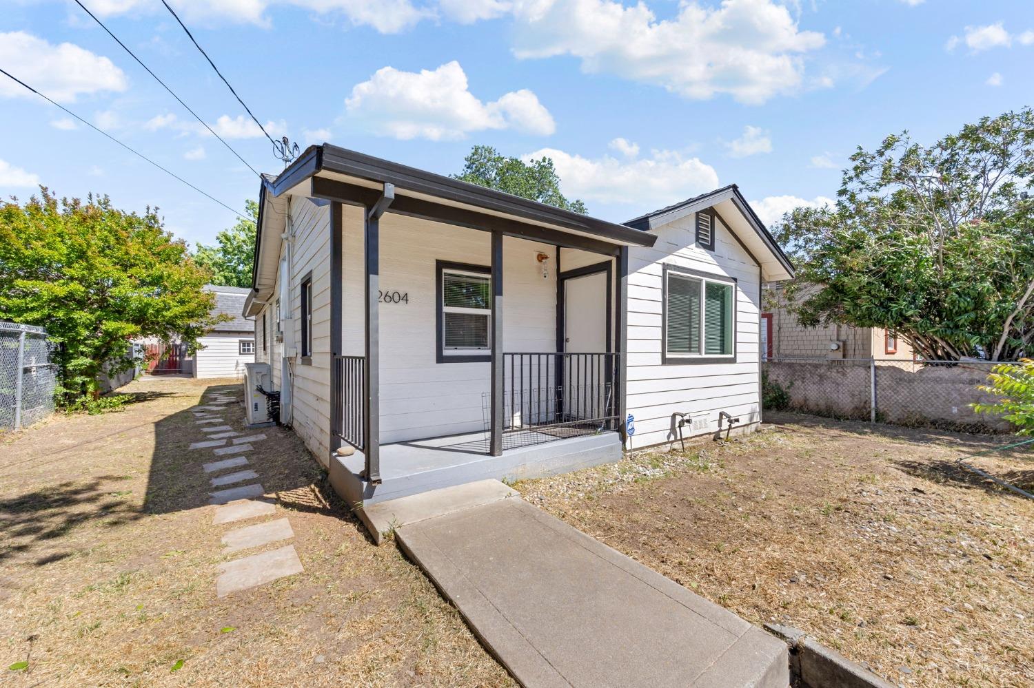 Detail Gallery Image 1 of 31 For 2604 Fairfield St, Sacramento,  CA 95815 - 2 Beds | 1 Baths