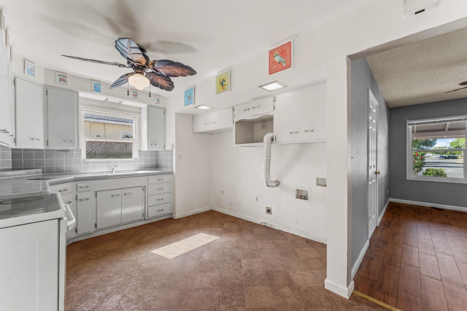 Detail Gallery Image 13 of 33 For 5936 11th Ave, Sacramento,  CA 95820 - 3 Beds | 1 Baths