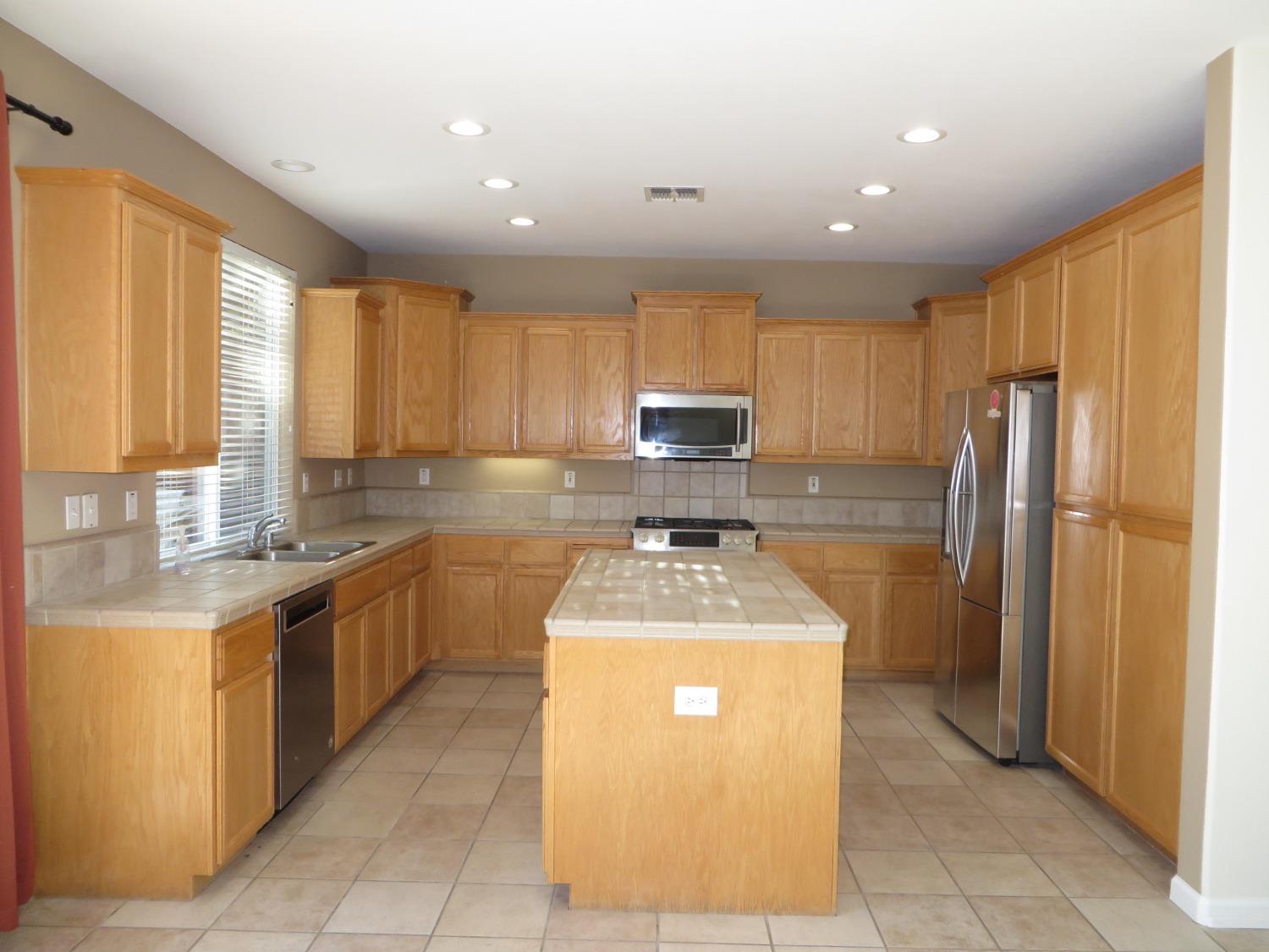 Detail Gallery Image 4 of 17 For 2120 Lonnie Beck Way, Stockton,  CA 95209 - 4 Beds | 2/1 Baths