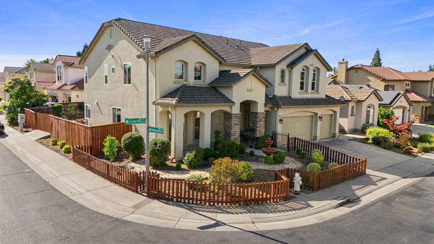 Detail Gallery Image 2 of 65 For 9572 Crystal Water Way, Elk Grove,  CA 95624 - 6 Beds | 4/1 Baths