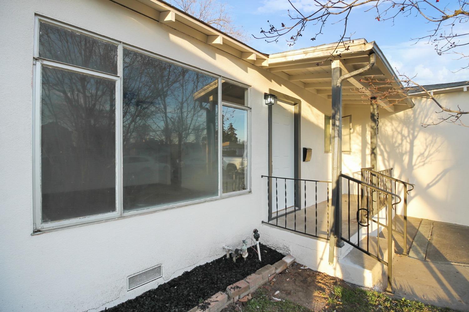 Detail Gallery Image 3 of 17 For 1321 Mount Vernon Dr, Modesto,  CA 95350 - 3 Beds | 2 Baths