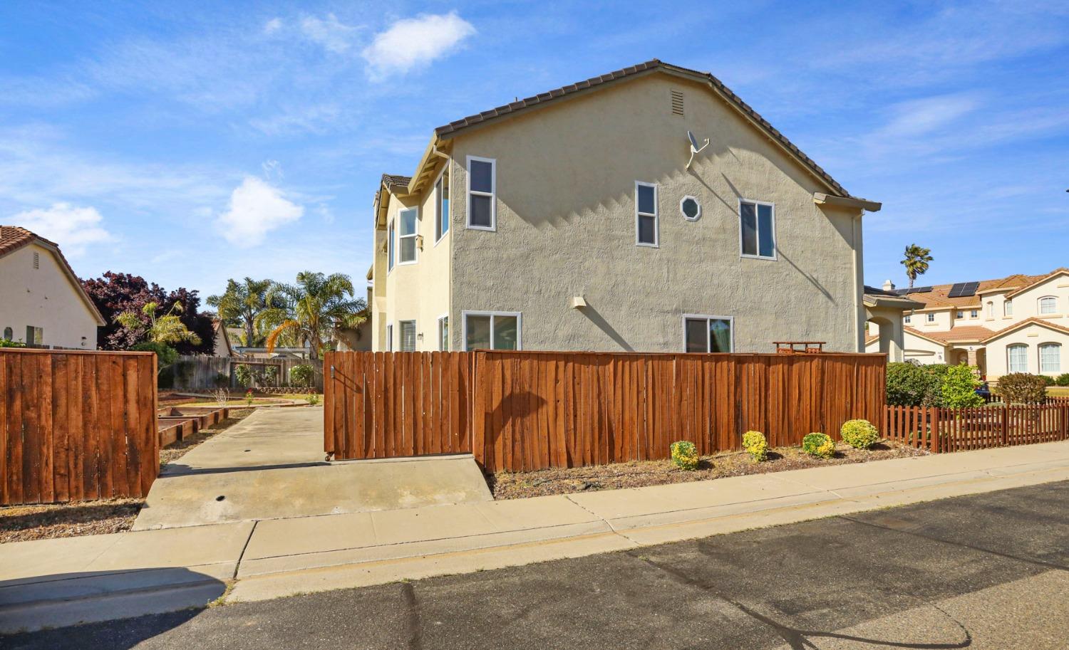 Detail Gallery Image 57 of 65 For 9572 Crystal Water Way, Elk Grove,  CA 95624 - 6 Beds | 4/1 Baths