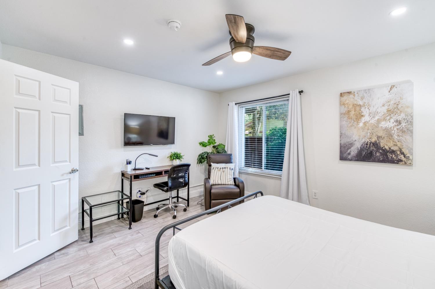 Detail Gallery Image 16 of 25 For 2881 Huntington Blvd #116,  Fresno,  CA 93721 - 1 Beds | 1 Baths