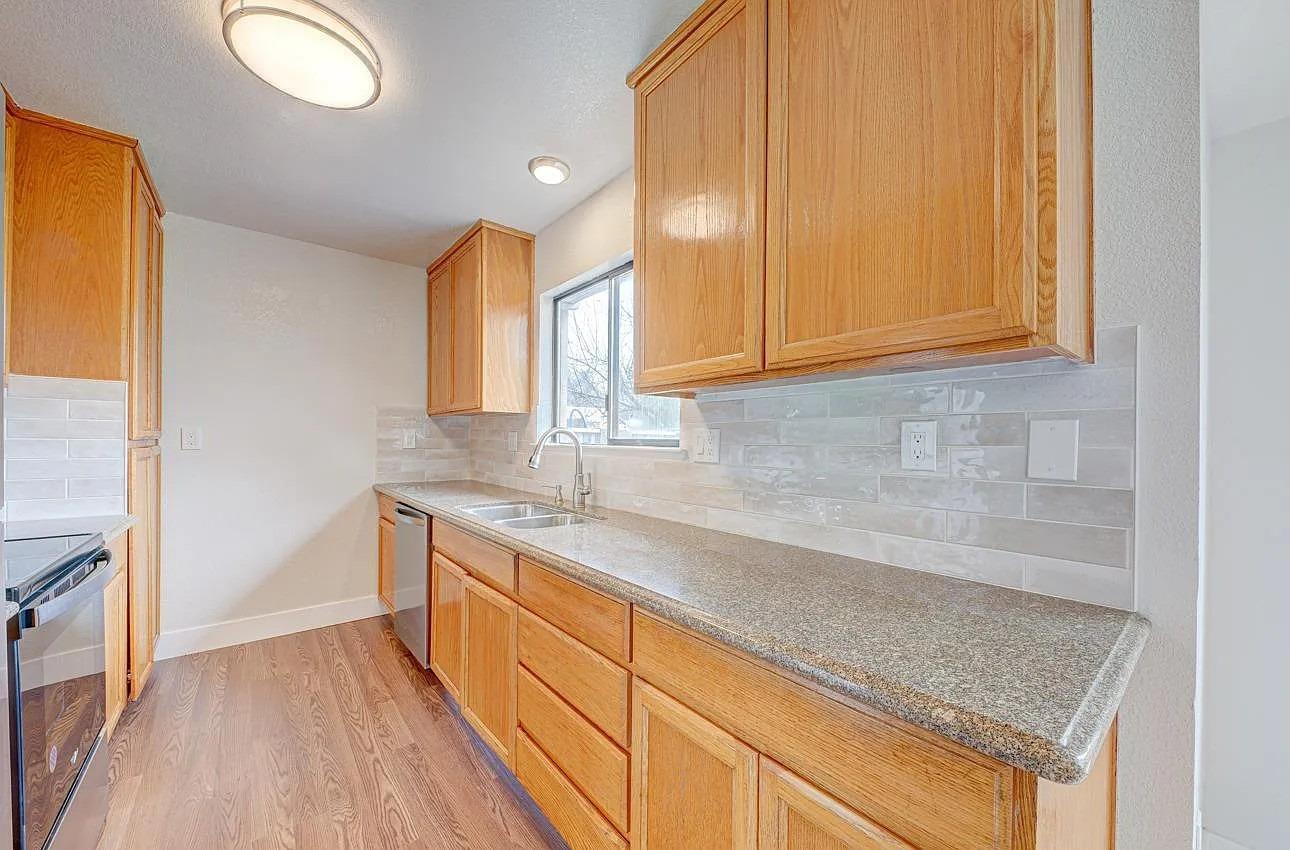 Detail Gallery Image 3 of 20 For 33 Deer St #7,  Salinas,  CA 93906 - 3 Beds | 2/1 Baths