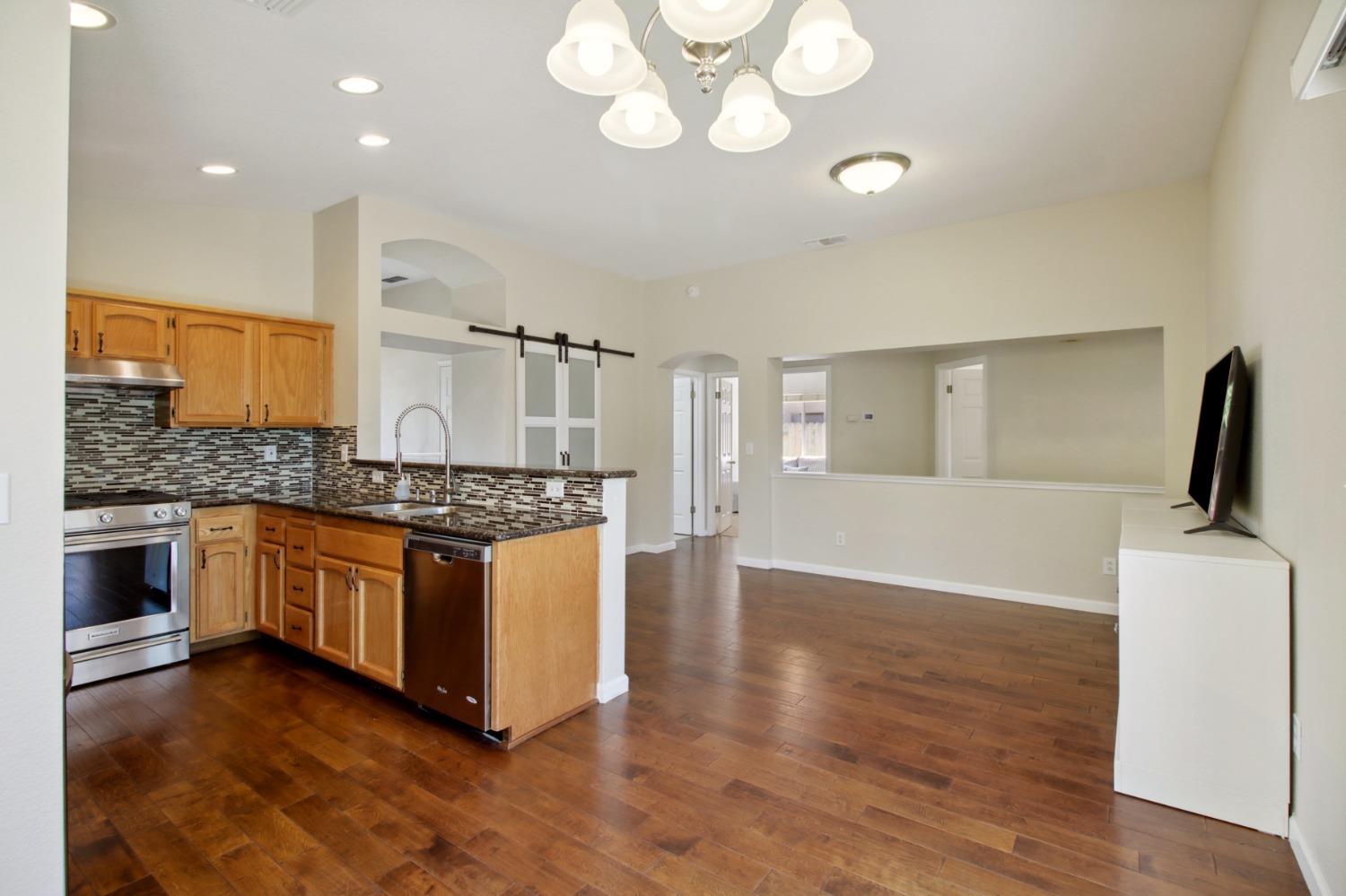 Detail Gallery Image 16 of 57 For 10092 Teddington Way, Elk Grove,  CA 95624 - 3 Beds | 2 Baths