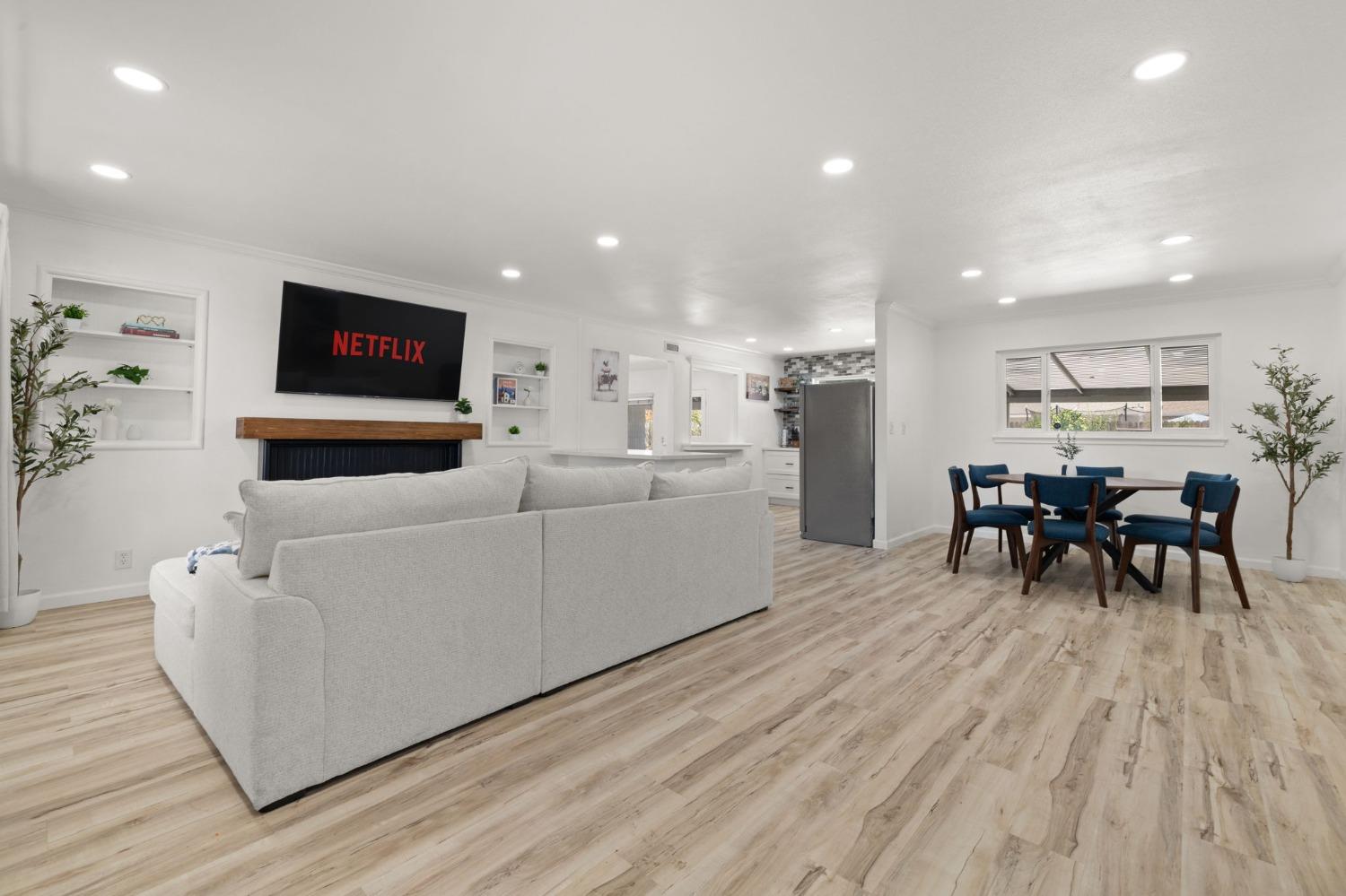 Detail Gallery Image 11 of 18 For 7409 East Pkwy, Sacramento,  CA 95823 - 4 Beds | 2 Baths