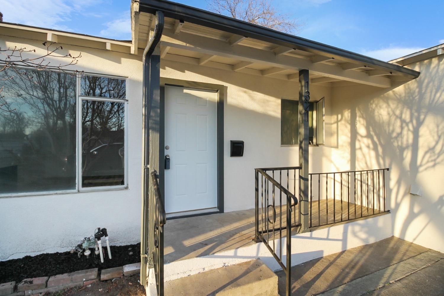Detail Gallery Image 2 of 17 For 1321 Mount Vernon Dr, Modesto,  CA 95350 - 3 Beds | 2 Baths