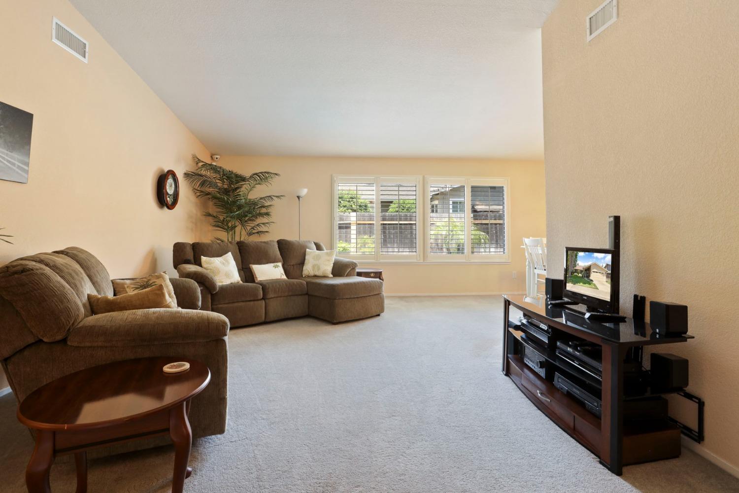 Detail Gallery Image 10 of 62 For 2909 Estate Dr, Stockton,  CA 95209 - 4 Beds | 2 Baths