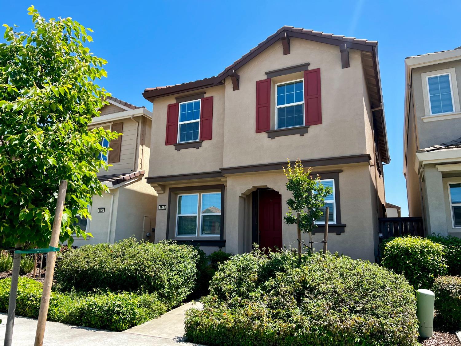 Detail Gallery Image 2 of 29 For 2542 Natomas Crossing Dr, Sacramento,  CA 95834 - 3 Beds | 2/1 Baths