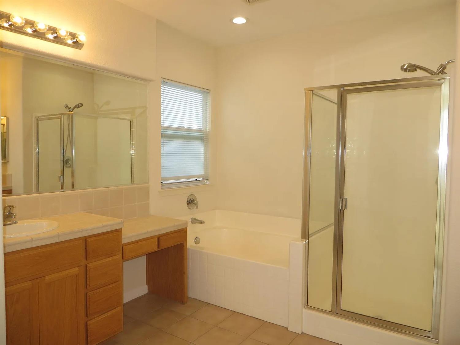 Detail Gallery Image 16 of 17 For 2120 Lonnie Beck Way, Stockton,  CA 95209 - 4 Beds | 2/1 Baths