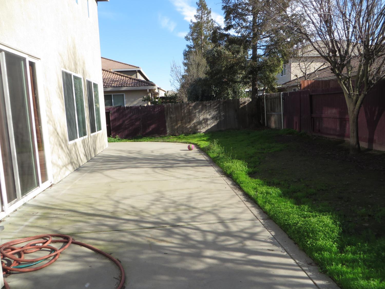 Detail Gallery Image 13 of 17 For 2120 Lonnie Beck Way, Stockton,  CA 95209 - 4 Beds | 2/1 Baths