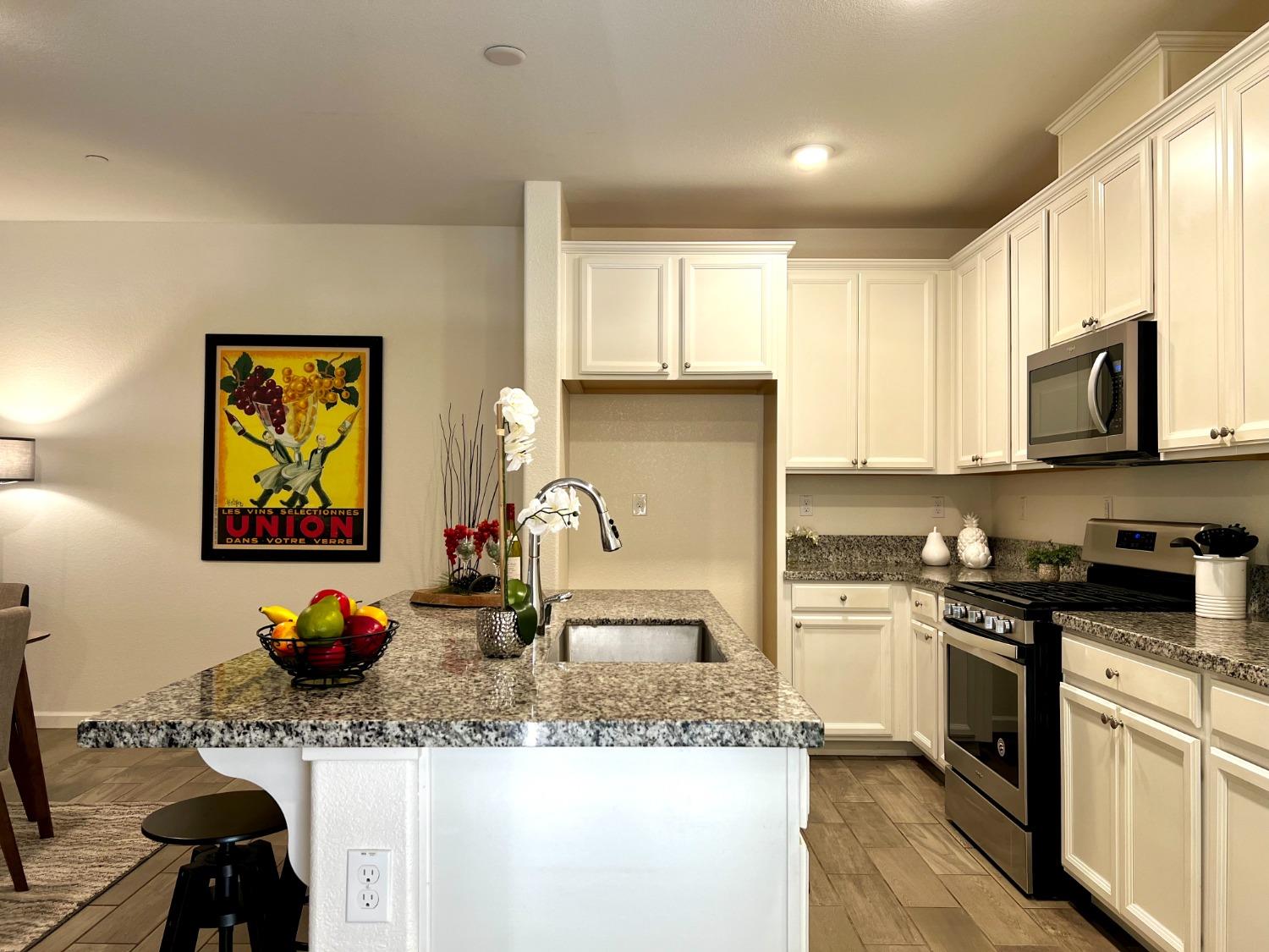 Detail Gallery Image 5 of 29 For 2542 Natomas Crossing Dr, Sacramento,  CA 95834 - 3 Beds | 2/1 Baths
