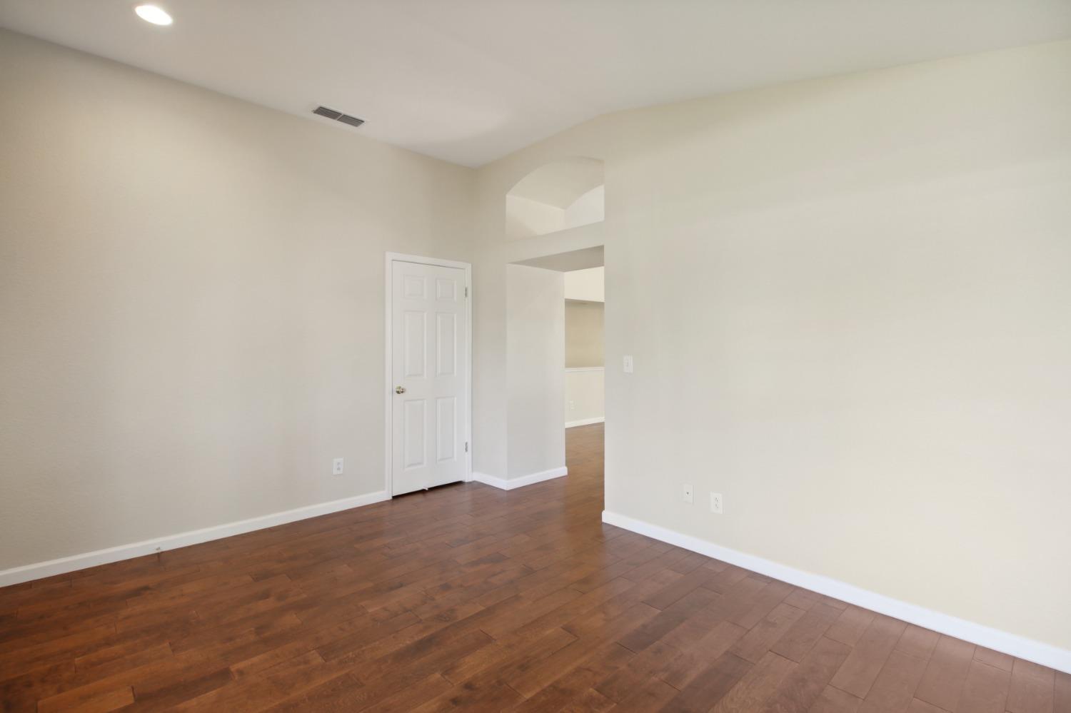 Detail Gallery Image 9 of 57 For 10092 Teddington Way, Elk Grove,  CA 95624 - 3 Beds | 2 Baths