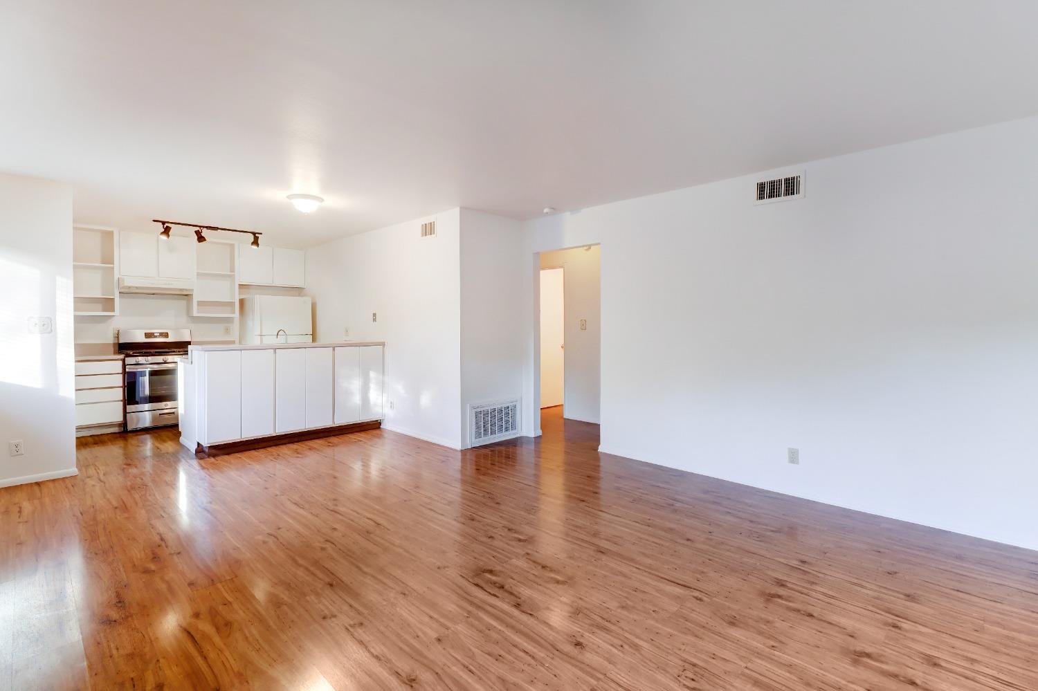 Detail Gallery Image 8 of 22 For 1914 El Paso Ave #1,  Davis,  CA 95618 - 2 Beds | 1 Baths