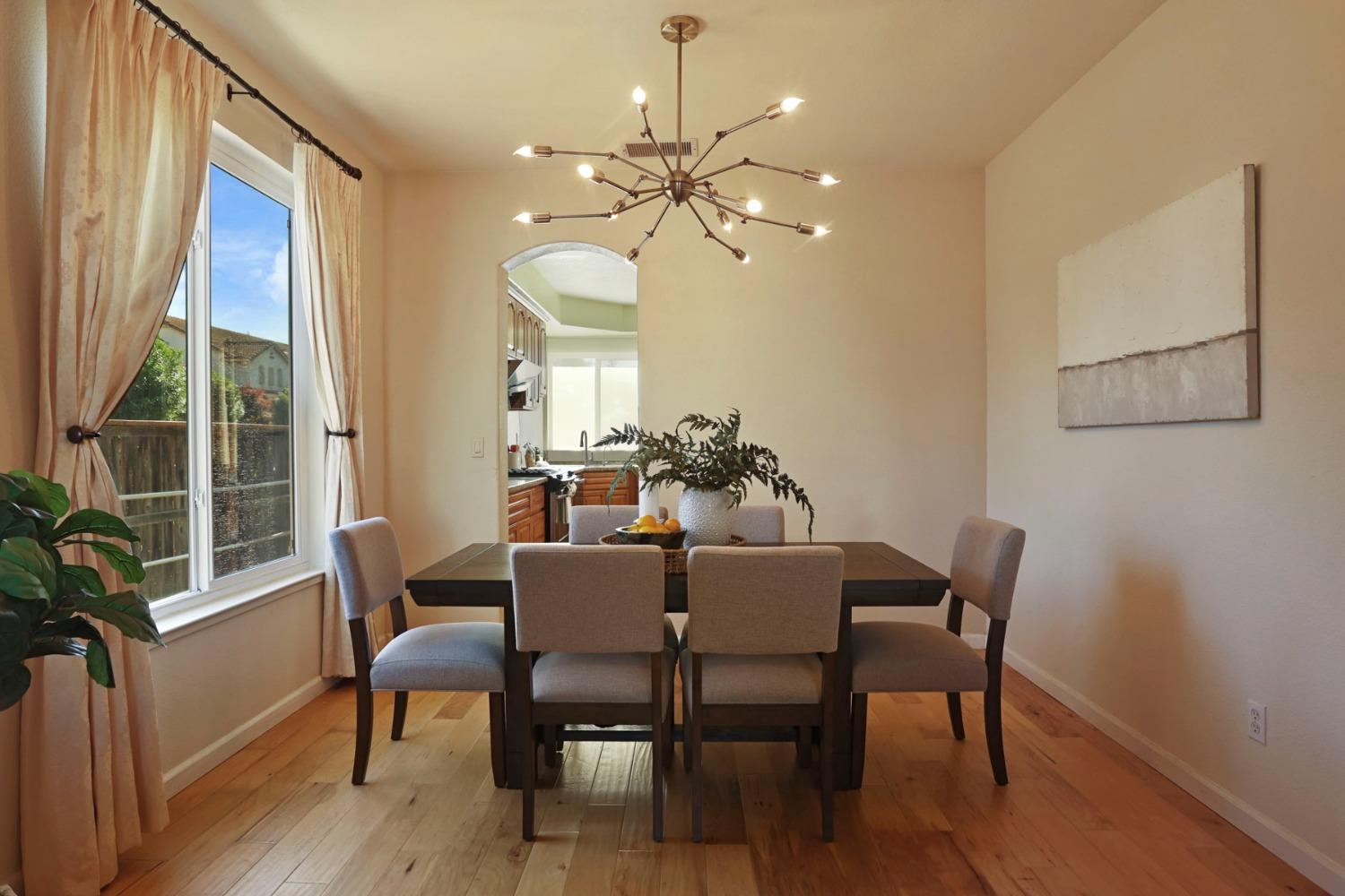 Detail Gallery Image 10 of 65 For 9572 Crystal Water Way, Elk Grove,  CA 95624 - 6 Beds | 4/1 Baths