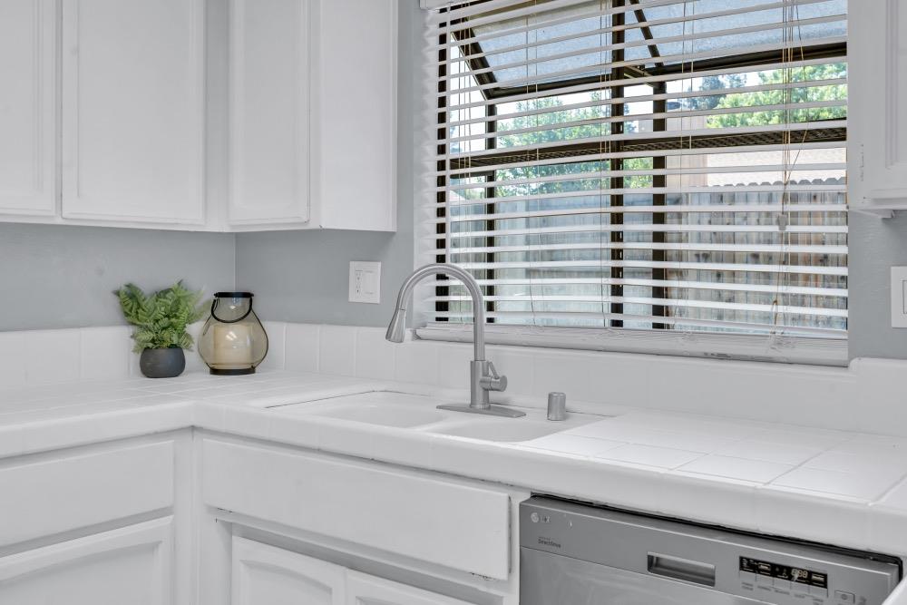 Detail Gallery Image 9 of 46 For 7008 Fall Way, Elk Grove,  CA 95758 - 3 Beds | 2 Baths