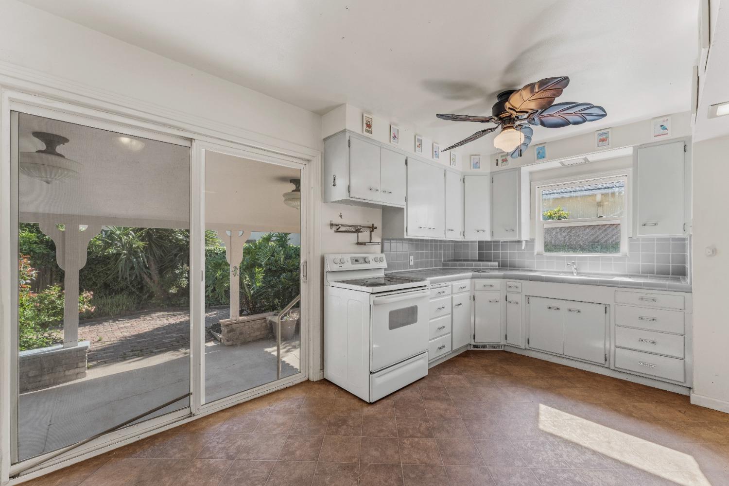 Detail Gallery Image 11 of 33 For 5936 11th Ave, Sacramento,  CA 95820 - 3 Beds | 1 Baths