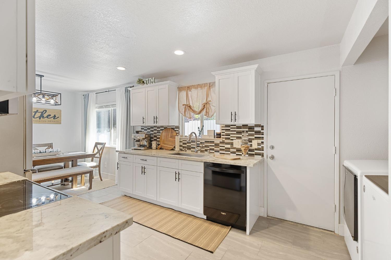 Detail Gallery Image 8 of 42 For 5224 North Ave, Carmichael,  CA 95608 - 3 Beds | 2 Baths