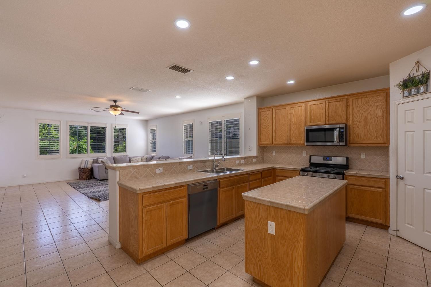Detail Gallery Image 11 of 44 For 9015 Tee Box Ct, Patterson,  CA 95363 - 4 Beds | 3/1 Baths