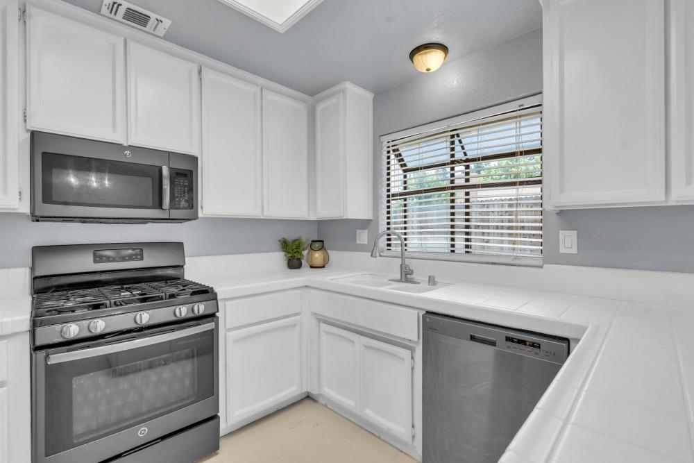 Detail Gallery Image 6 of 46 For 7008 Fall Way, Elk Grove,  CA 95758 - 3 Beds | 2 Baths