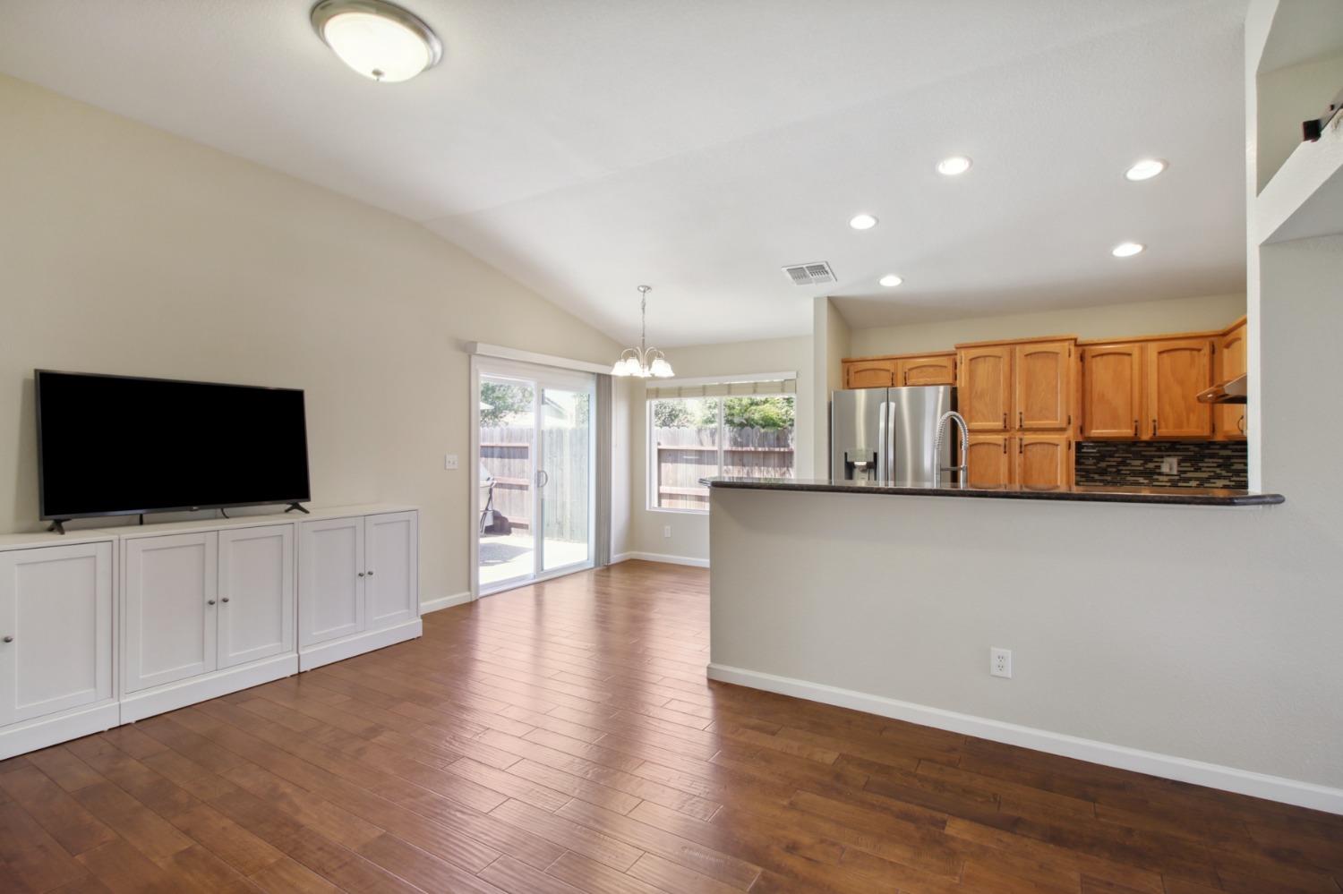 Detail Gallery Image 12 of 57 For 10092 Teddington Way, Elk Grove,  CA 95624 - 3 Beds | 2 Baths