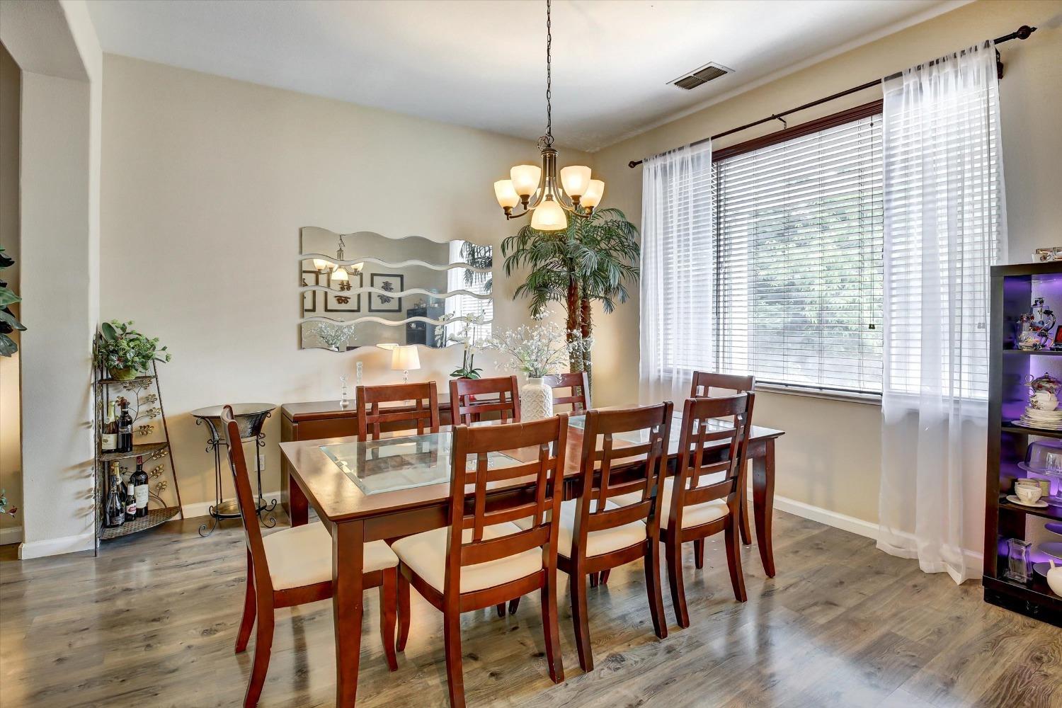 Detail Gallery Image 12 of 65 For 9500 Chicory Field Way, Elk Grove,  CA 95624 - 5 Beds | 4 Baths