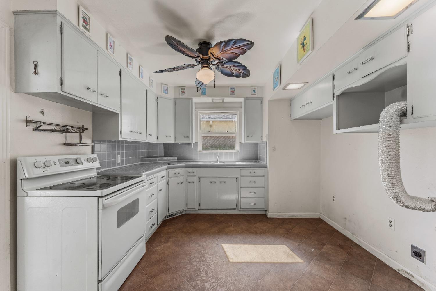 Detail Gallery Image 12 of 33 For 5936 11th Ave, Sacramento,  CA 95820 - 3 Beds | 1 Baths