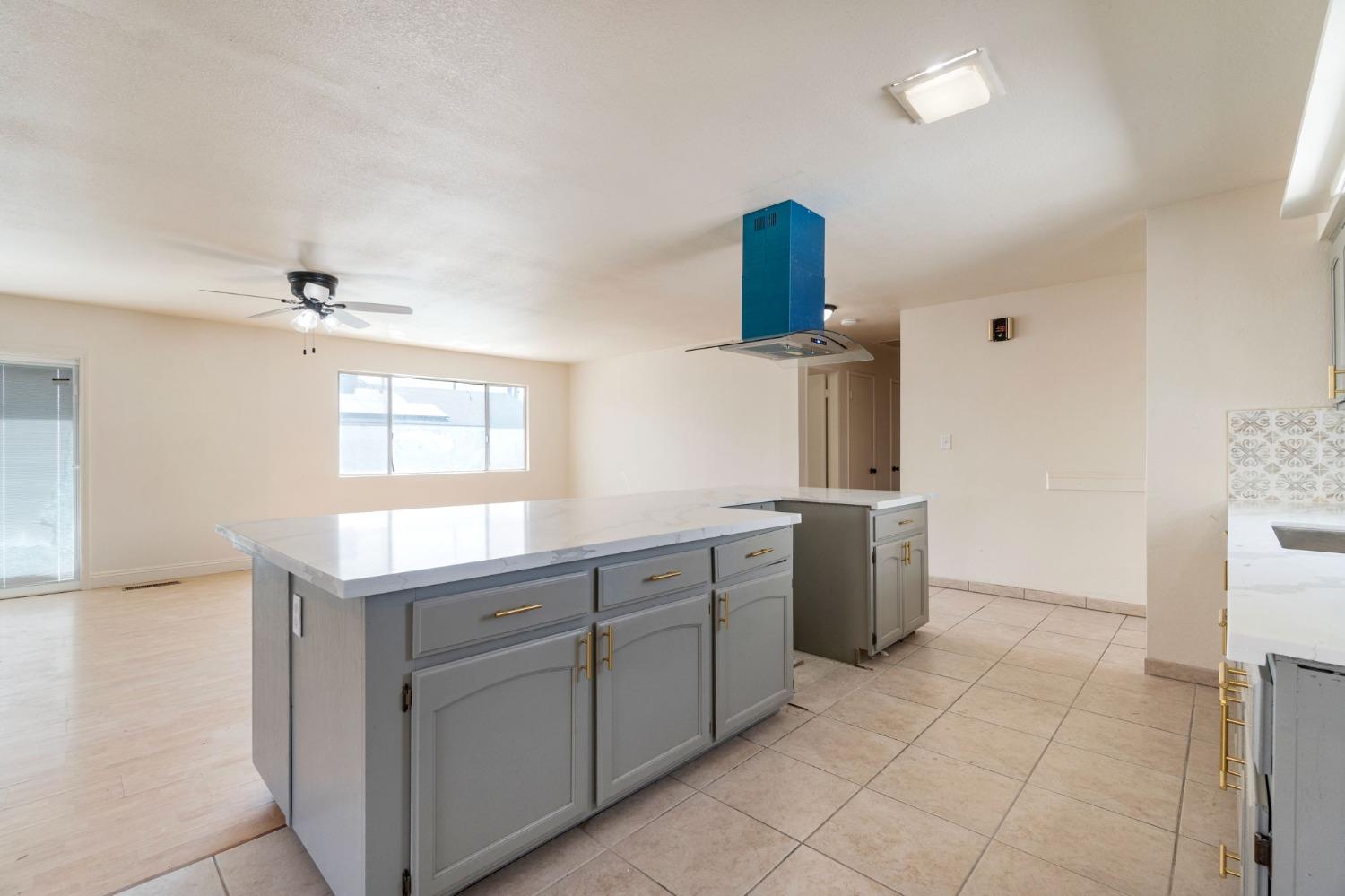 Detail Gallery Image 14 of 39 For 2738 S Fairway Ct, Visalia,  CA 93277 - 4 Beds | 2/1 Baths