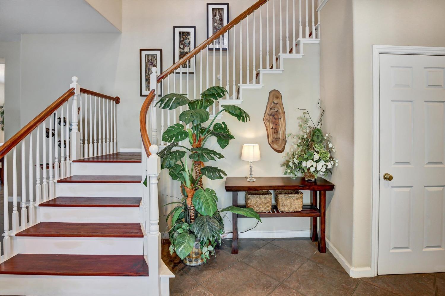 Detail Gallery Image 7 of 65 For 9500 Chicory Field Way, Elk Grove,  CA 95624 - 5 Beds | 4 Baths