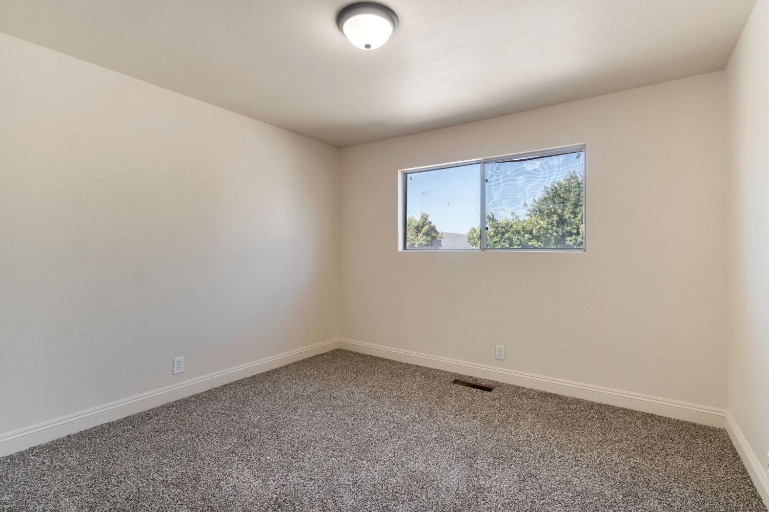 Detail Gallery Image 24 of 39 For 2738 S Fairway Ct, Visalia,  CA 93277 - 4 Beds | 2/1 Baths