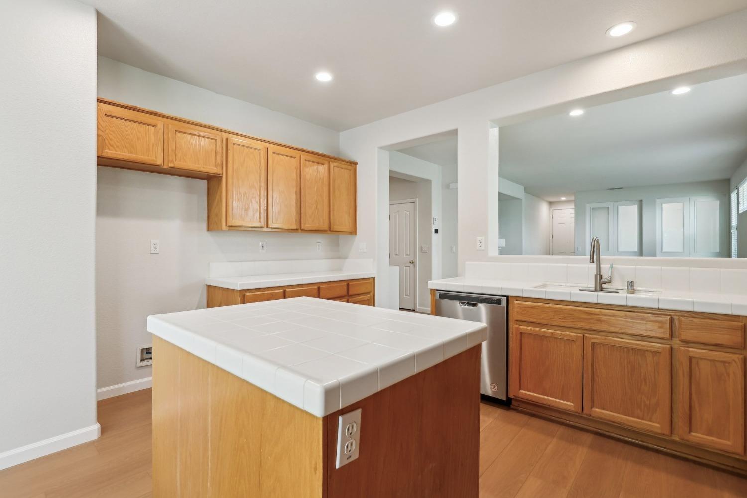 Detail Gallery Image 9 of 43 For 1707 Danbrook Dr, Sacramento,  CA 95835 - 3 Beds | 2 Baths