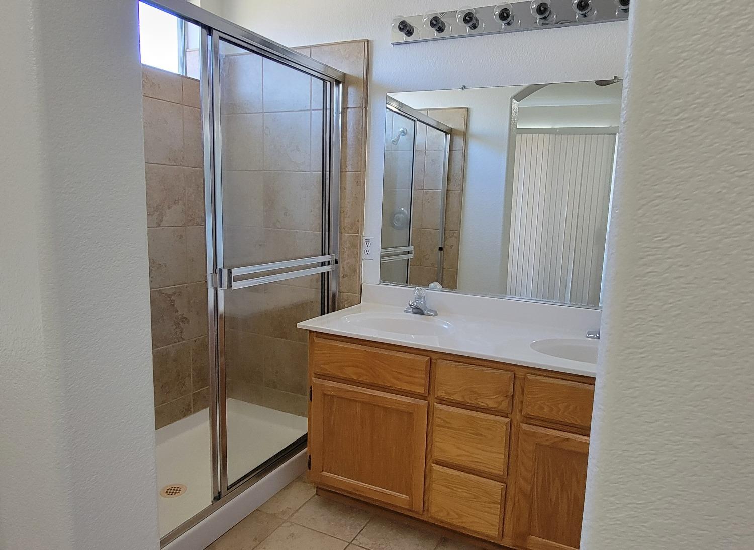 Detail Gallery Image 9 of 13 For 8239 Leesburg Way, Elk Grove,  CA 95624 - 3 Beds | 2 Baths
