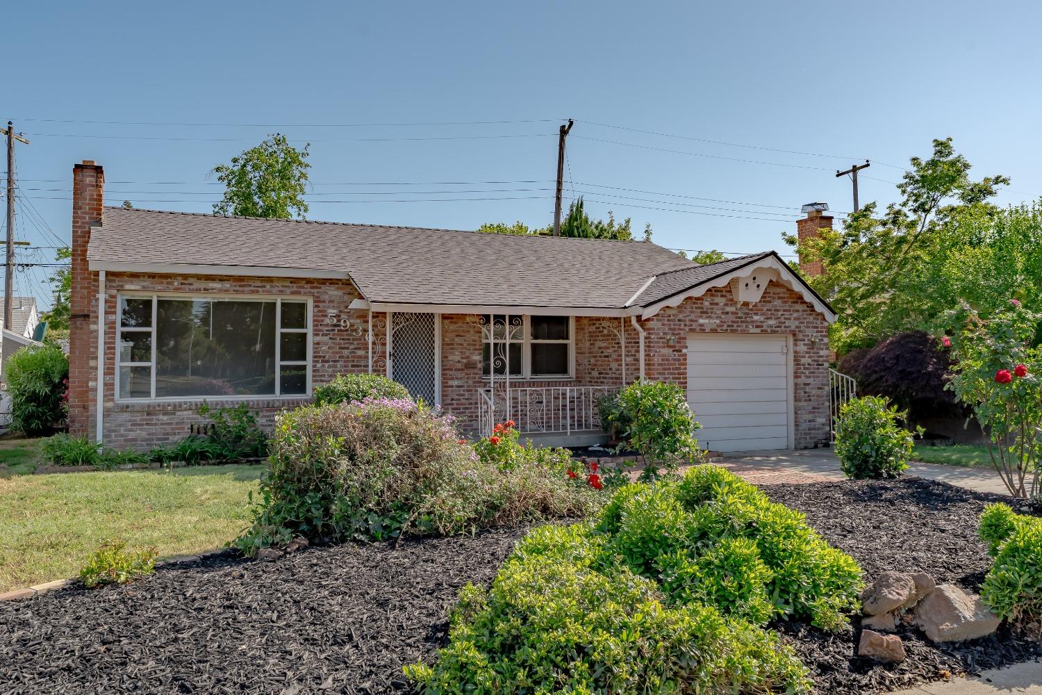 Detail Gallery Image 2 of 33 For 5936 11th Ave, Sacramento,  CA 95820 - 3 Beds | 1 Baths