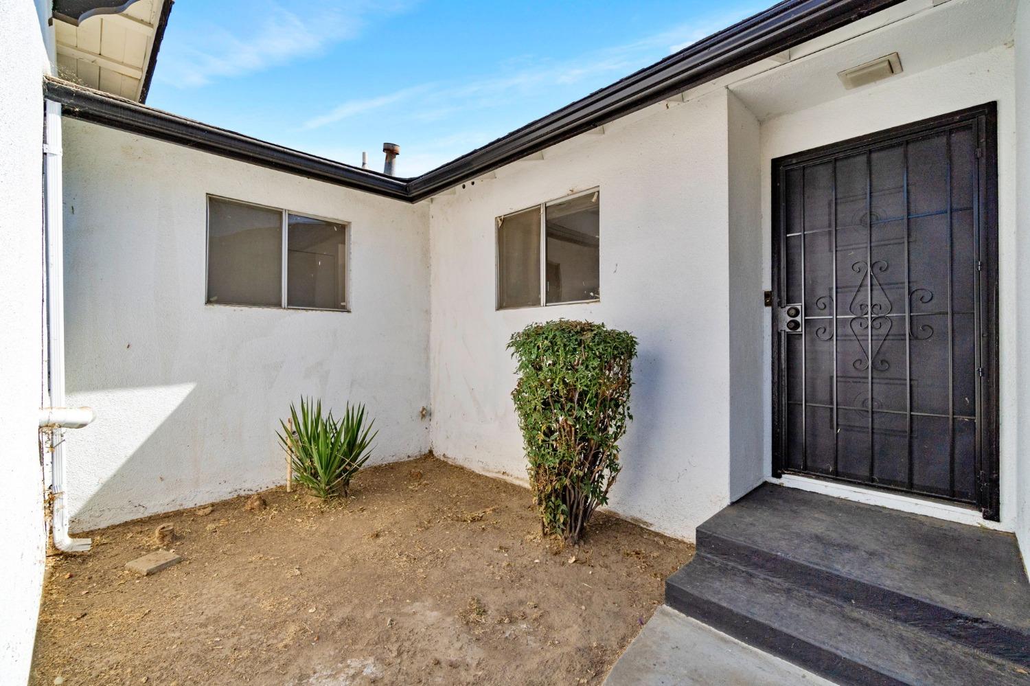 Detail Gallery Image 4 of 39 For 2738 S Fairway Ct, Visalia,  CA 93277 - 4 Beds | 2/1 Baths