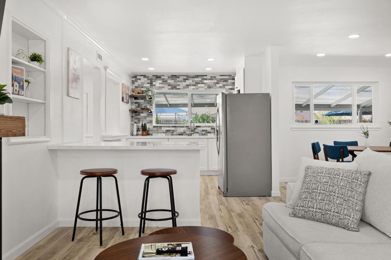 Detail Gallery Image 9 of 18 For 7409 East Pkwy, Sacramento,  CA 95823 - 4 Beds | 2 Baths
