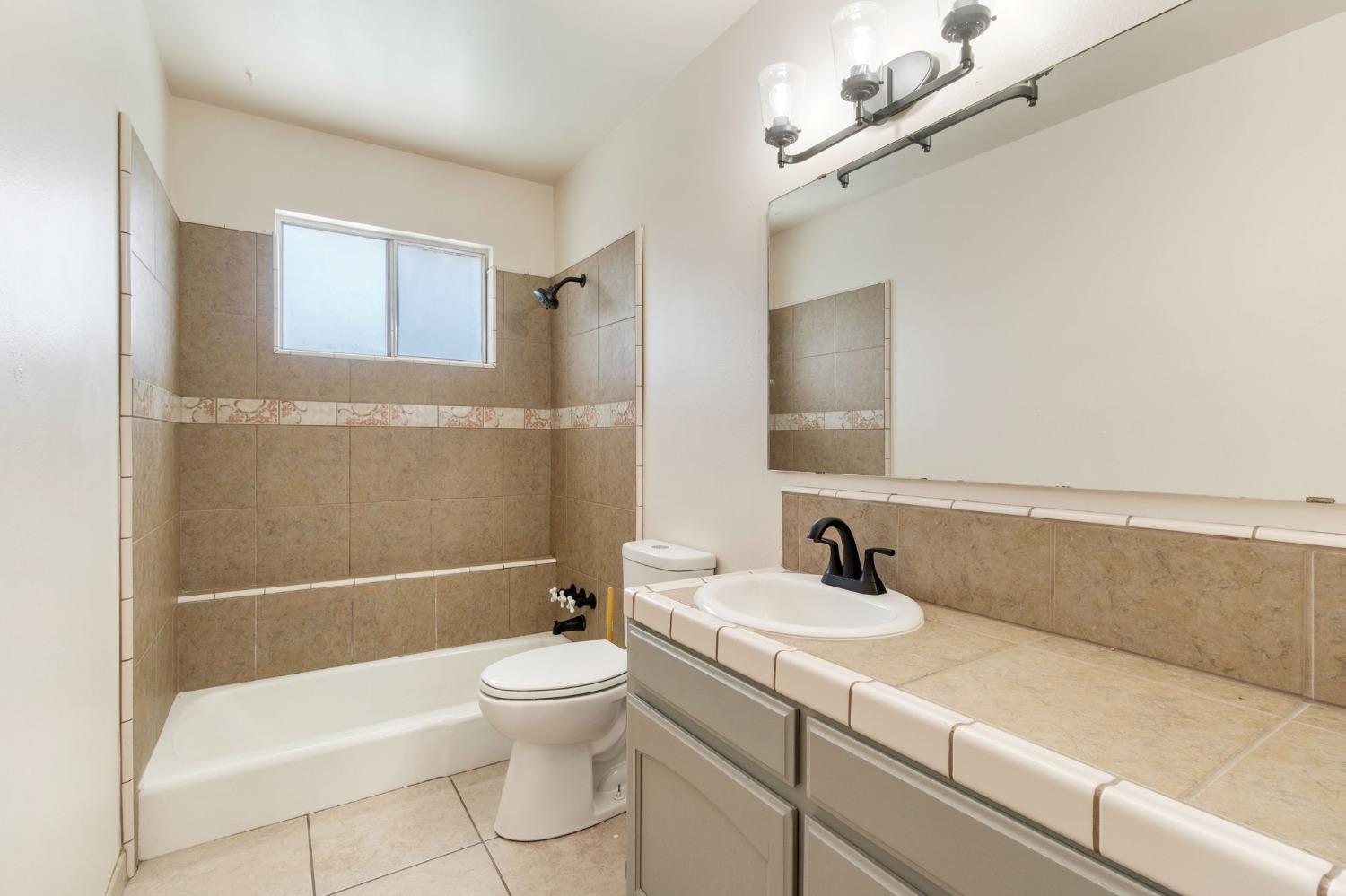 Detail Gallery Image 21 of 39 For 2738 S Fairway Ct, Visalia,  CA 93277 - 4 Beds | 2/1 Baths