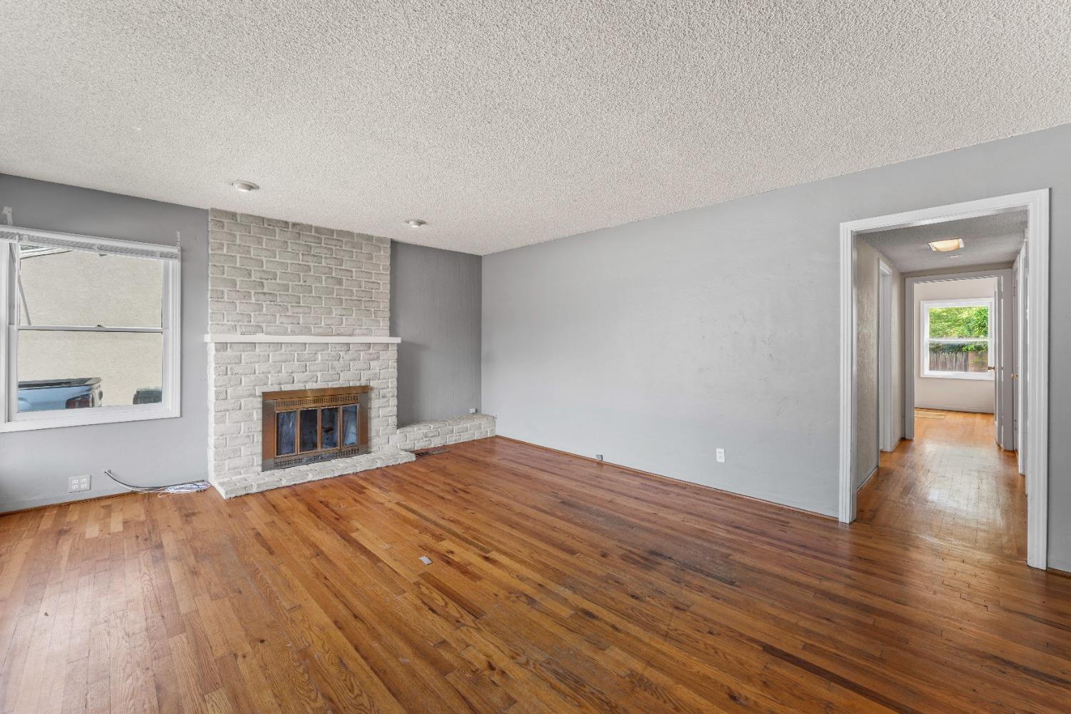 Detail Gallery Image 6 of 33 For 5936 11th Ave, Sacramento,  CA 95820 - 3 Beds | 1 Baths