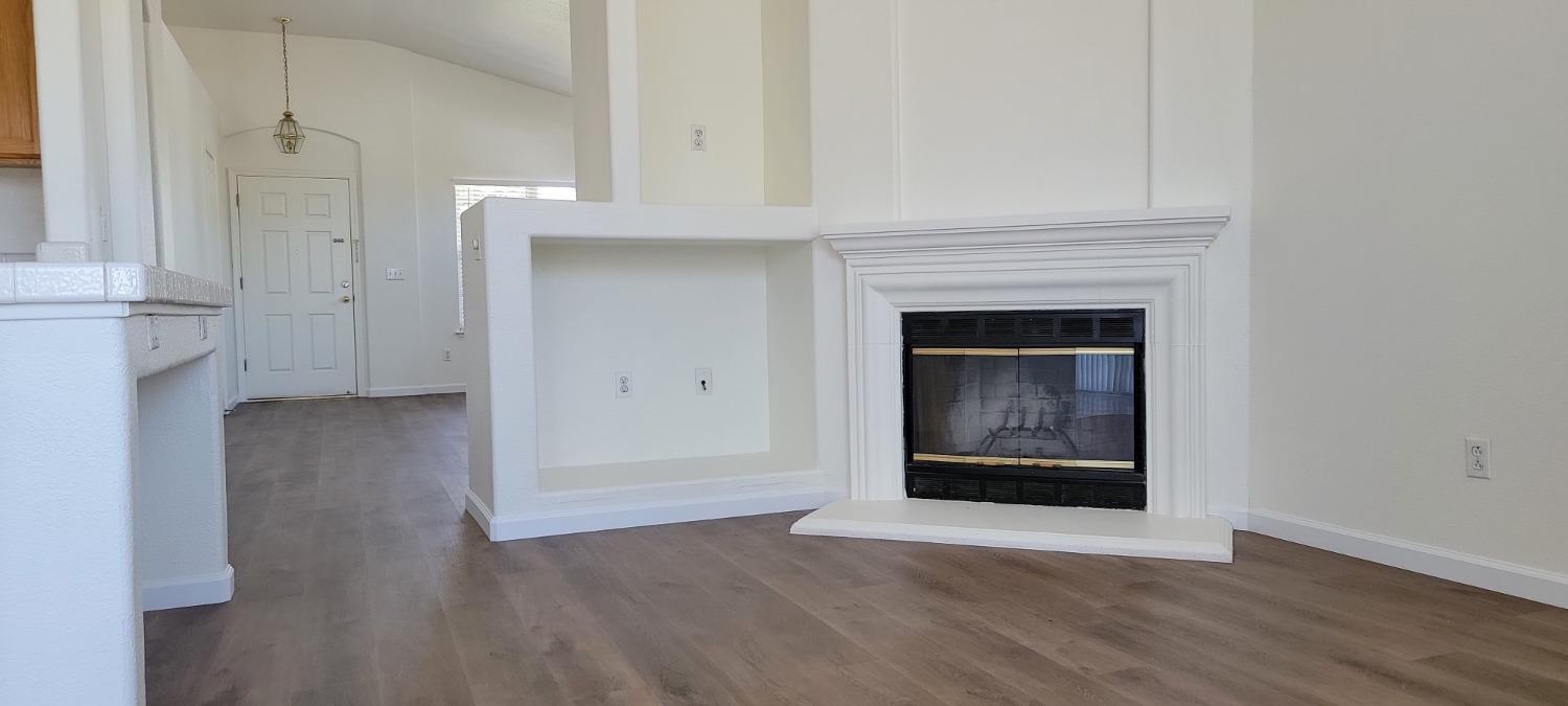 Detail Gallery Image 3 of 13 For 8239 Leesburg Way, Elk Grove,  CA 95624 - 3 Beds | 2 Baths