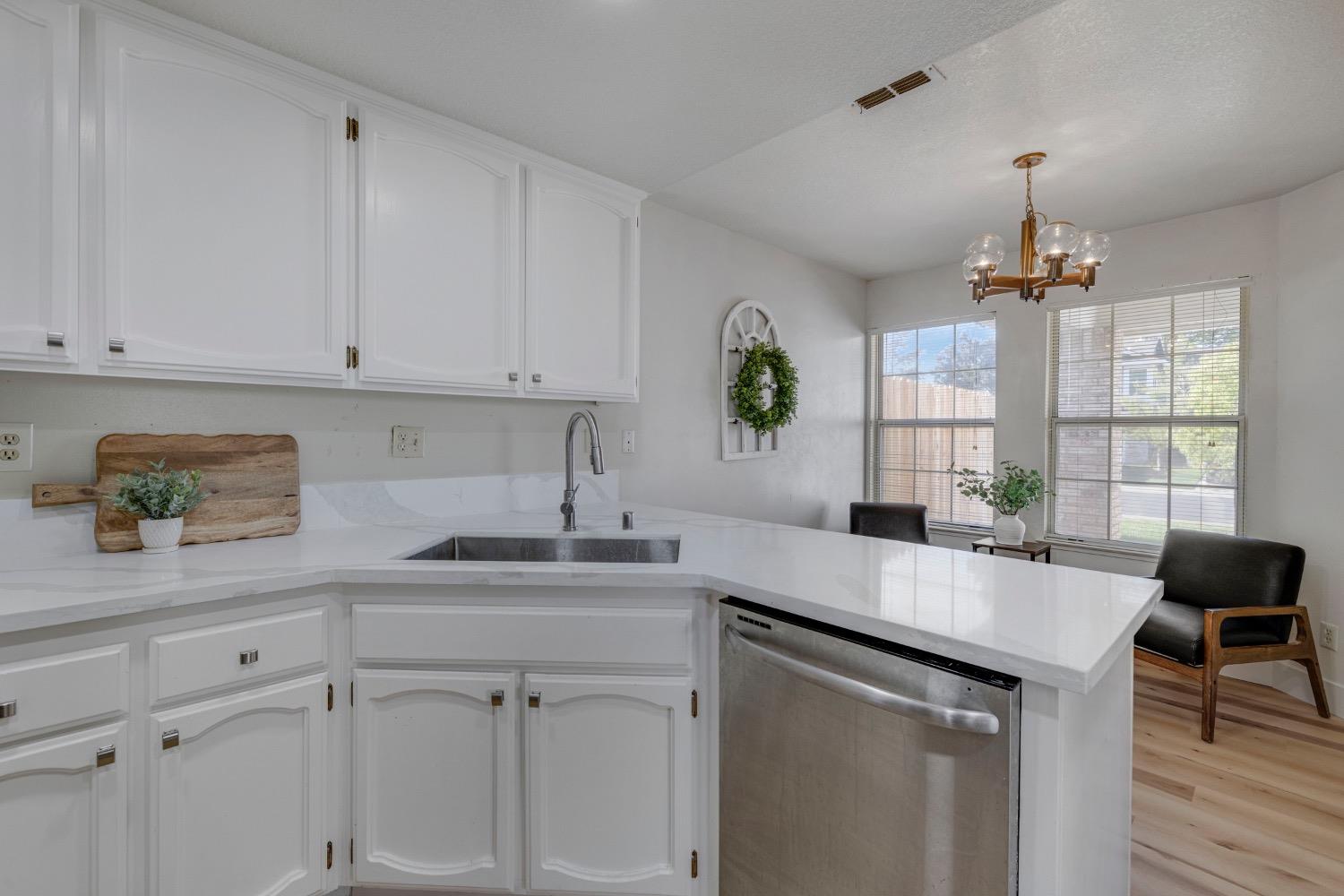 Detail Gallery Image 10 of 36 For 7101 Sutherland Way, Elk Grove,  CA 95758 - 3 Beds | 2 Baths