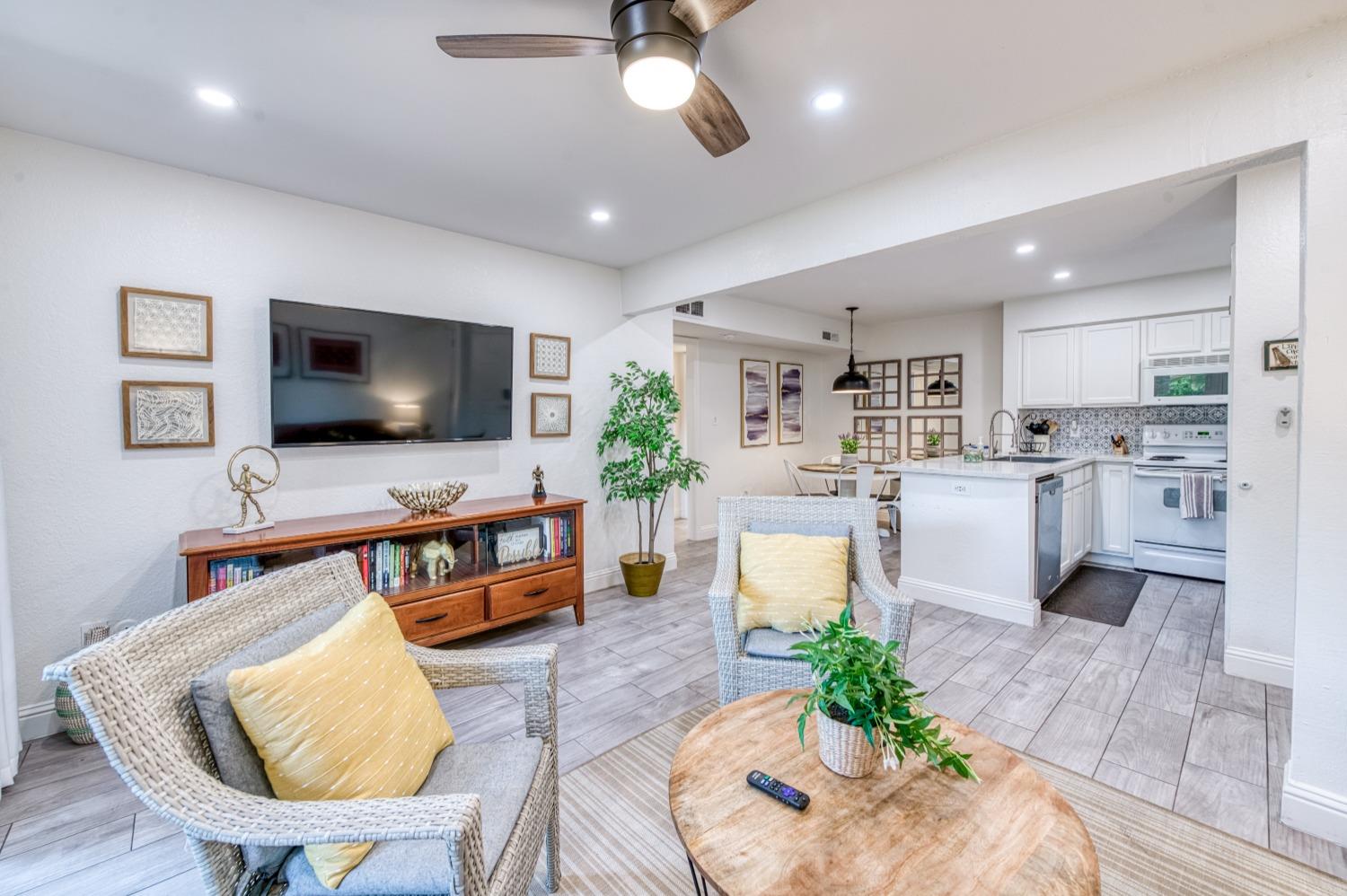 Detail Gallery Image 1 of 25 For 2881 Huntington Blvd #116,  Fresno,  CA 93721 - 1 Beds | 1 Baths