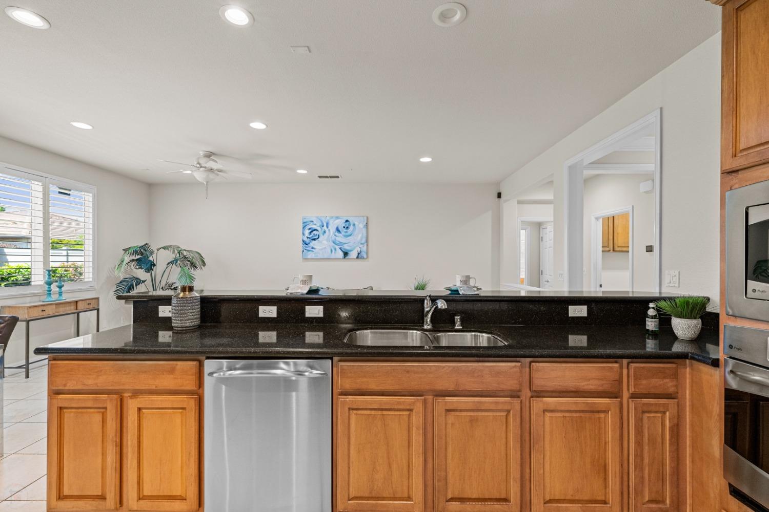 Detail Gallery Image 14 of 77 For 2387 Rose Briar Pl, Manteca,  CA 95336 - 2 Beds | 2 Baths