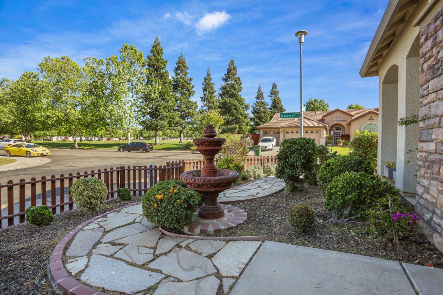 Detail Gallery Image 4 of 65 For 9572 Crystal Water Way, Elk Grove,  CA 95624 - 6 Beds | 4/1 Baths