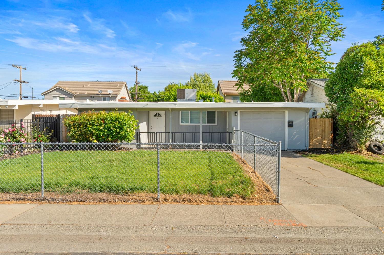 Detail Gallery Image 1 of 23 For 960 Anna St, West Sacramento,  CA 95605 - 3 Beds | 2 Baths