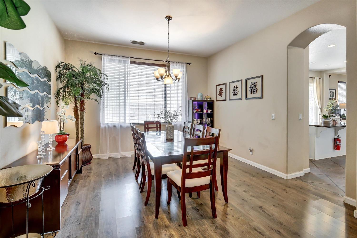 Detail Gallery Image 11 of 65 For 9500 Chicory Field Way, Elk Grove,  CA 95624 - 5 Beds | 4 Baths