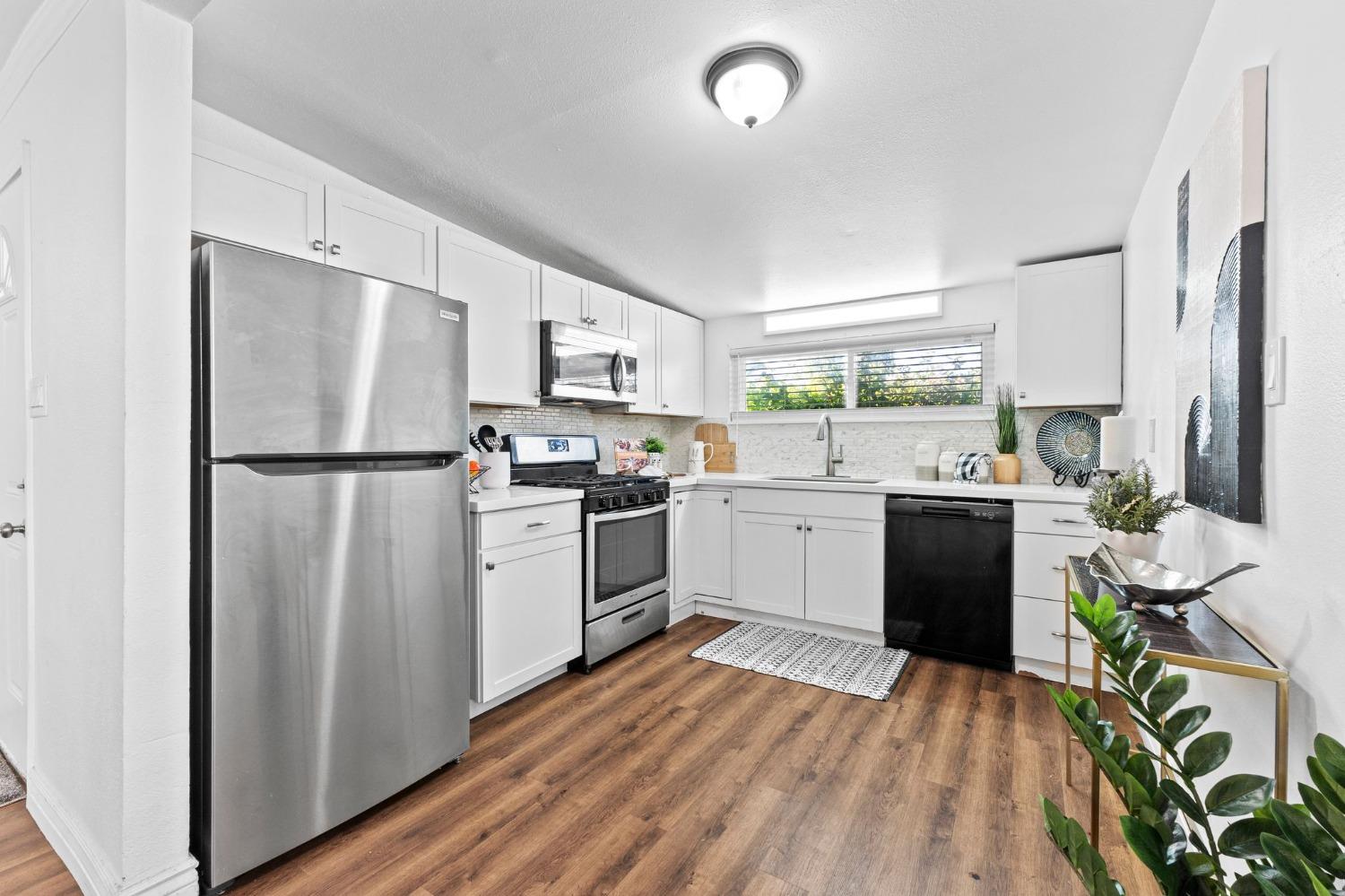 Detail Gallery Image 8 of 23 For 960 Anna St, West Sacramento,  CA 95605 - 3 Beds | 2 Baths