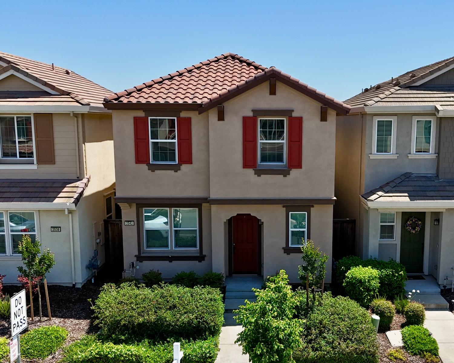 Detail Gallery Image 1 of 29 For 2542 Natomas Crossing Dr, Sacramento,  CA 95834 - 3 Beds | 2/1 Baths