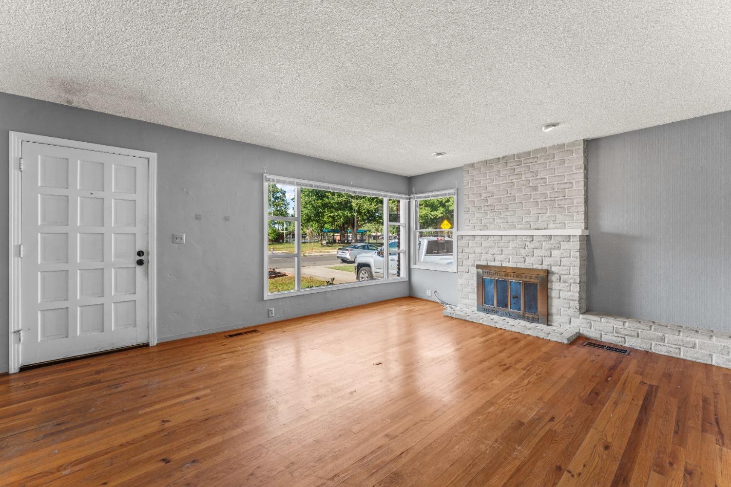 Detail Gallery Image 7 of 33 For 5936 11th Ave, Sacramento,  CA 95820 - 3 Beds | 1 Baths